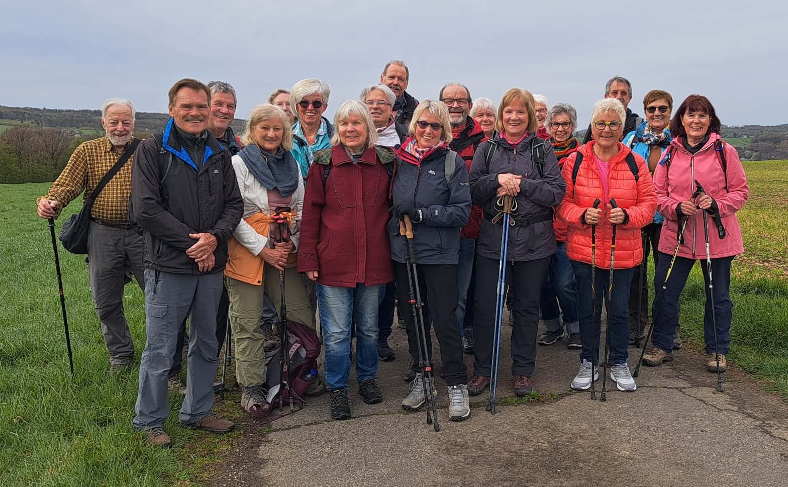 Die Wandergruppe genießt die Fernsicht.