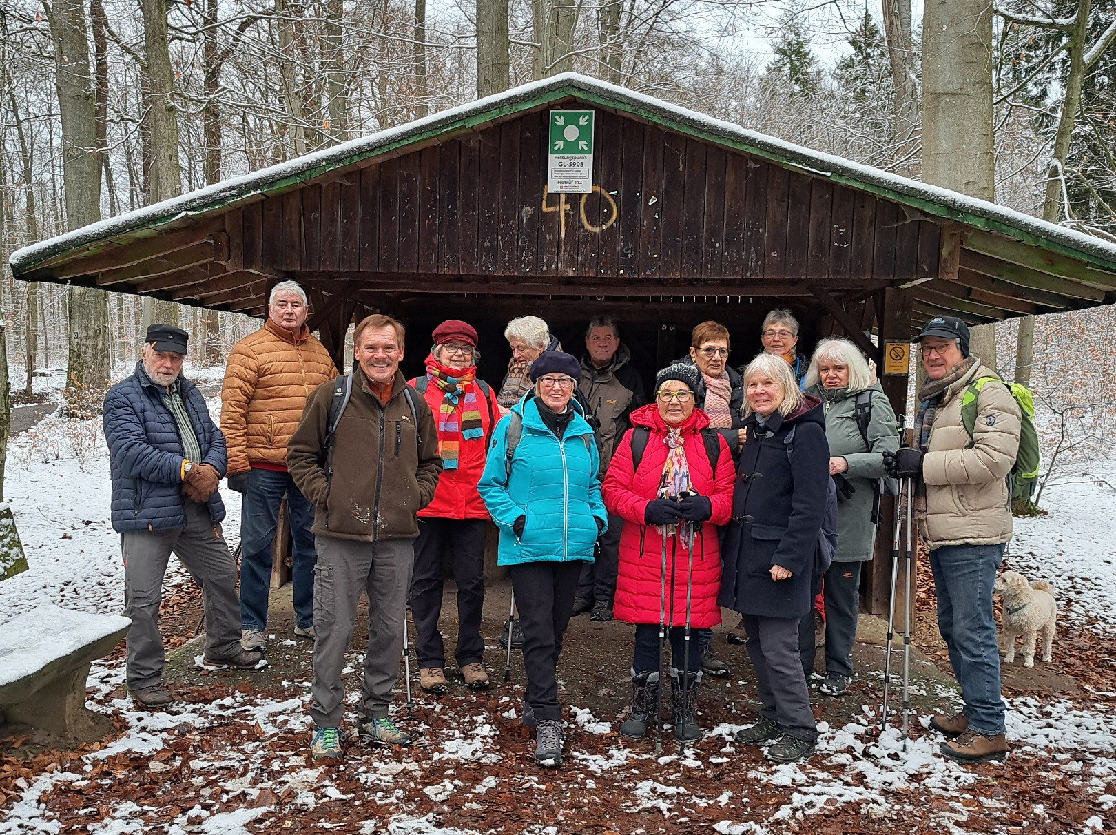 Wanderung durch den winterlichen Königsforst - Skifreunde vor einer der zahlreichen Hütten
