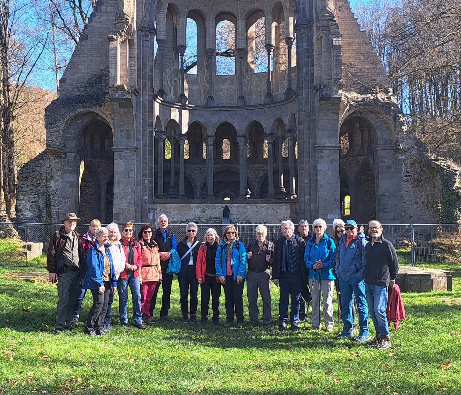 Die Wandergruppe vor der imposanten Ruine Kloster Heisterbach.
