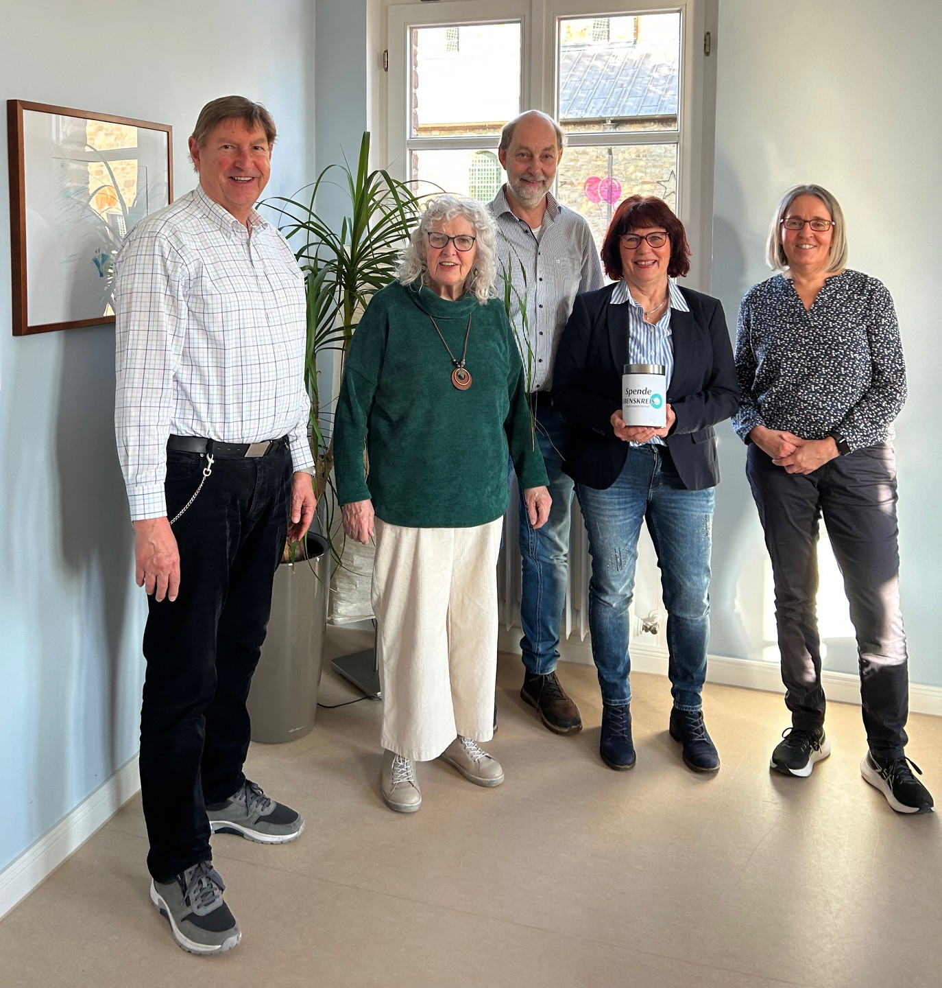 Mariette Saß und Bernd Wilms übergeben eine Spende von 330 € an den Verein Lebenskreis e.V..