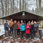 Wanderung durch den winterlichen K&ouml;nigsforst - Skifreunde vor einer der zahlreichen H&uuml;tten