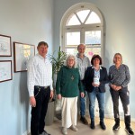 Mariette Sa&szlig; und Bernd Wilms &uuml;bergeben 330 &euro; an den Lebenskreis.