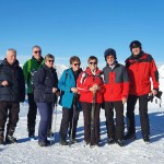 Skifreunde genie&szlig;en das Winterwetter.