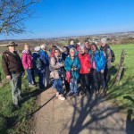 Die Skifreunde genie&szlig;en die herrliche Aussicht.