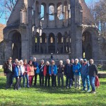 Die Wandergruppe vor der imposanten Ruine Kloster Heisterbach.