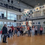 Skifreunde in der Empfangshalle der ESA