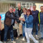 Skifreunde, Förderverein und Schüler bei der Spendenübergabe